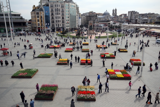 Taksim Meydanı lalelerle donatıldı